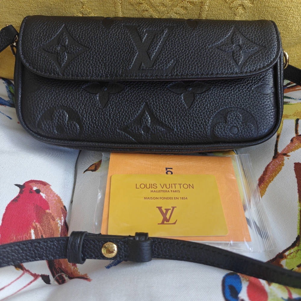 Gorgeous  Monogram Fashion Crossbody Bag. New.